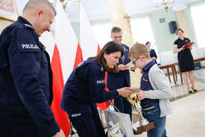 policjanci wręczają puchar
