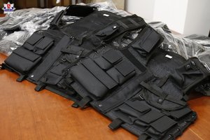 kamizelki taktyczne lezą na biurku
