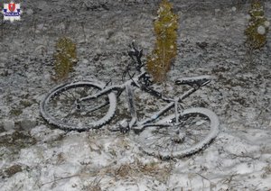 leżący na śniegu rower