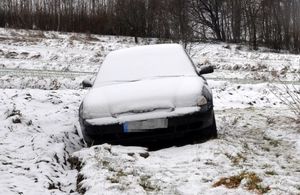 odnaleziony na polu zaśnieżony samochód marki Audi