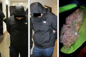 Kolaż zdjęć na którym widać dwóch zatrzymanych mężczyzn oraz torbę z narkotykami.