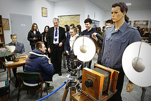 Zdjęcie przedstawia Izbę pamięci Komendy Wojewódzkiej Policji w Lublinie oraz młodzież z Liceum Ogólnokształcącego z Zespołu Szkół Ponadpodstawowych w Niemcach podczas zwiedzania.