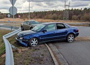 samochód po zderzeniu w barierę
