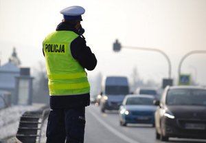 Policjant podczas sprawdzania kontroli prędkości na drodze.