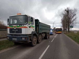 samochód ciężarowy biorący udział w zdarzeniu na torach