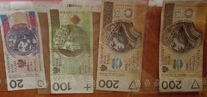 zdjęcie przedstawia fałszywe banknoty zatrzymane u 42 latka