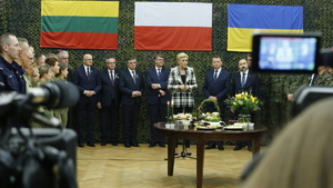 Spotkanie służb mundurowych. Na zdjęciu widzimy Pierwszą Damę Agatę Dudę, Ministra Obrony Narodowej Mariusza Błaszczaka, Wiceministra MSWiA Maciej Wąsik, Prezydent Lublina Krzysztof Żuk.