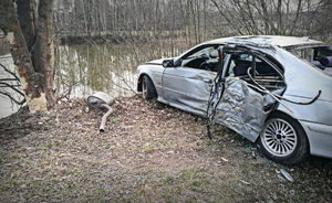 Zdjęcie przedstawia rozbity samochód marki BMW koloru srebrnego.