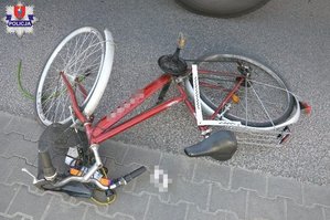 leżący na chodniku rower uszkodzony po zderzeniu z volkswagenem