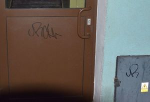 graffiti na drzwiach i skrzynce elektrycznej