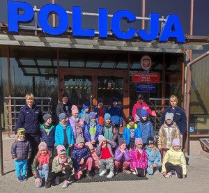 policjantki z dziećmi przy komendzie
