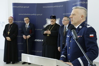W pierwszym planie zdjęcia po prawej przemawia Komendant Wojewódzki Policji w Lublinie. W drugim planie zdjęcia widać gości zaproszonych na świąteczne spotkanie.