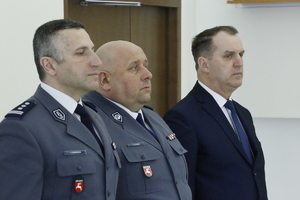 Zdjęcie przedstawia zastępców Komendanta Wojewódzkiego Policji w Lublinie. Pierwszy od lewej inspektor Jerzy Czebreszuk, nadkomisarz Olgierd Oleksiak oraz Włodzimierz Pietroń.