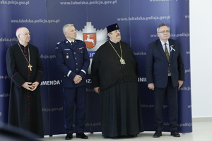 Zdjęcie przedstawia od lewej abp Stanisław Budzik, nadinspektor Artur Bielecki, Abel Andrzej Popławski oraz Wicemarszałek Województwa Lubelskiego Zbigniew Wojciechowski.