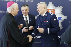 Abp Stanisław Budzik i Komendant Wojewódzki Policji w Lublinie składają sobie życzenia świąteczne.