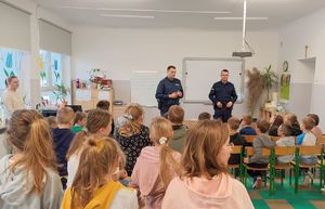Dwóch policjantów na spotkaniu z uczniami w szkole