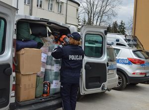 policjantka pakuje dary do busa