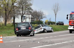 zderzenie dwóch pojazdów osobowych