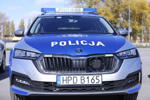 Zdjęcie przedstawia przód policyjnego radiowozu.