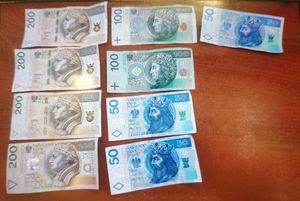 polskie banknoty na stole