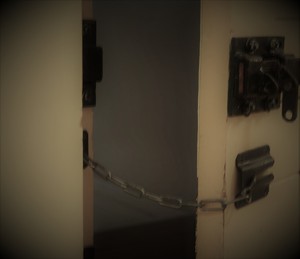 drzwi do pomieszczenia dla osób zatrzymanych