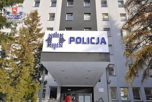 wejście do komendy miejskiej Policji w Lublinie