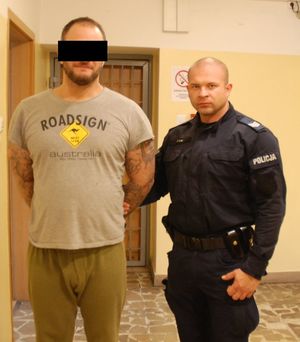 na zdjęciu zatrzymany za pobicie i policjant