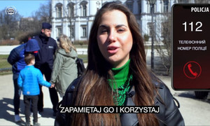 kobieta, w tle policjant z dziećmi