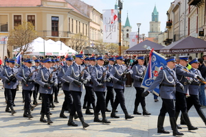 uczestnicy obchodów podczas przemarszu