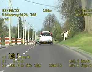 kierowca samochodu jadący z prędkością 220 km/h. Zdjęcie z videorejestratora