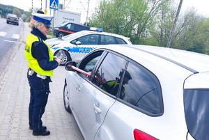 policjantka kontroluje kierowcę pojazdu