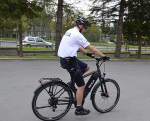 policjant z patrolu rowerowego na rowerze elektrycznym