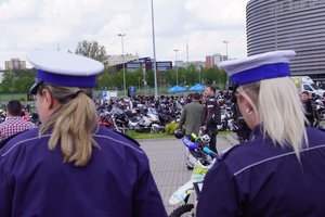 dwie policjantki stojące tyłem na Arenie Lublin