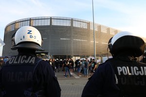 policjanci pod stadionem