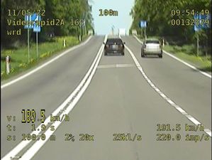 kadr z videorejestratora, widać na nim auto które przekracza prędkość