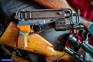 Pistolet maszynowy leżący na kolbie karabinu