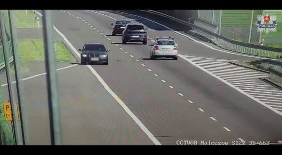 Kadr z filmu na którym widać jak osobowe auto jedzie pod prąd s17.
