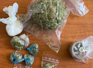 Zabezpieczona marihuana, mefedron i młynek w torebkach foliowych