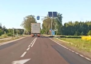 kierowca ciężarówki jadący środkiem drogi