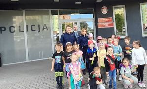 dzieci zwiedzają Policyjną Izbę Pamięci