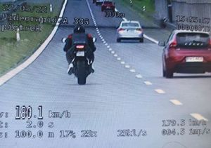 kadr z wideorejestratora z udziałem motocyklisty