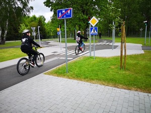 dzieci jadą na rowerach