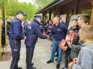 naczelni gratuluje opiekunowi. Obok stoją podopieczni