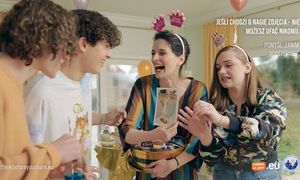 Cztery młode osoby oglądają zdjęcie w telefonie