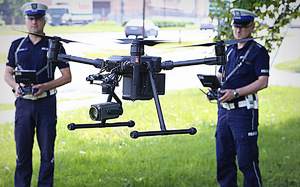 Dwaj policjanci z ruchu drogowego podczas obsługi drona