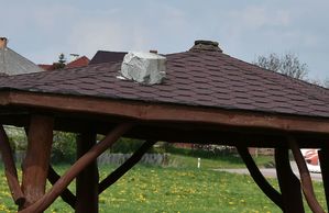 cegła na dachu altany