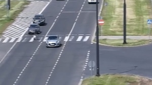 Kierowca samochodem osobowym nie ustępuje pierwszeństwa pieszemu na przejściu dla pieszych.