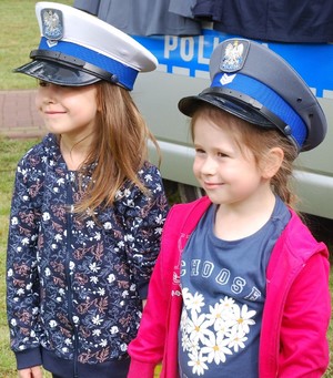 na zdjęciu Gabrysia i Dorotka w czapkach policyjnych