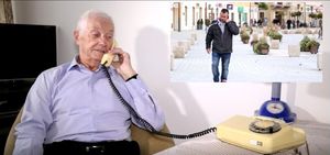 senior rozmawia z oszustem przez telefon