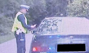 Policjant kontroluje stan trzeźwości kierowcy1